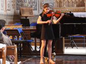 Une jeune violoniste sur la scne du festival
